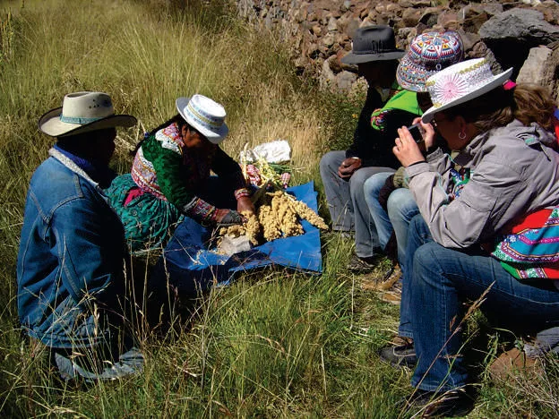 Gestores sociales conversando con pobladores en el campo