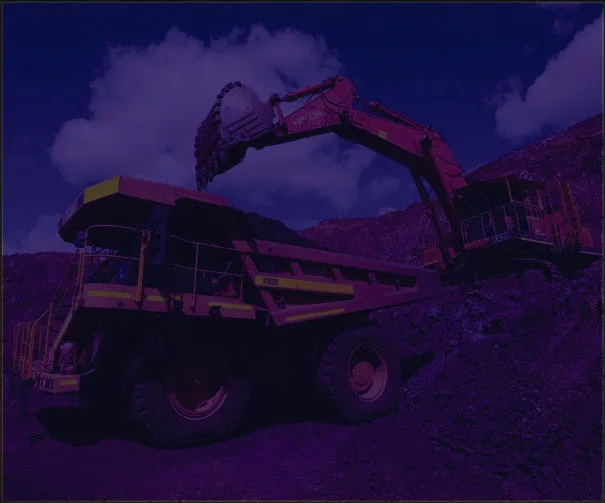 Camión minero y excavadora en operación